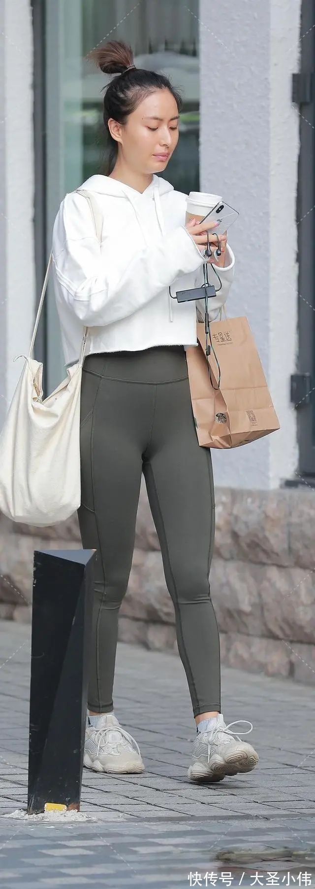 打底裤 美女街拍:“漏斗形”打底裤是美女款,提升了美感,搭配起来也很轻松