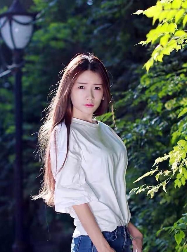 舒适 紧身打底裤时尚感十足,高腰的设计修长而高挑,衬托出优雅大气