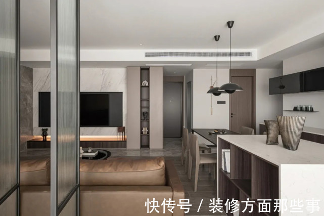 卫生间|135平简约风三居室，在大理石与木质护墙板旁边做了收纳设计