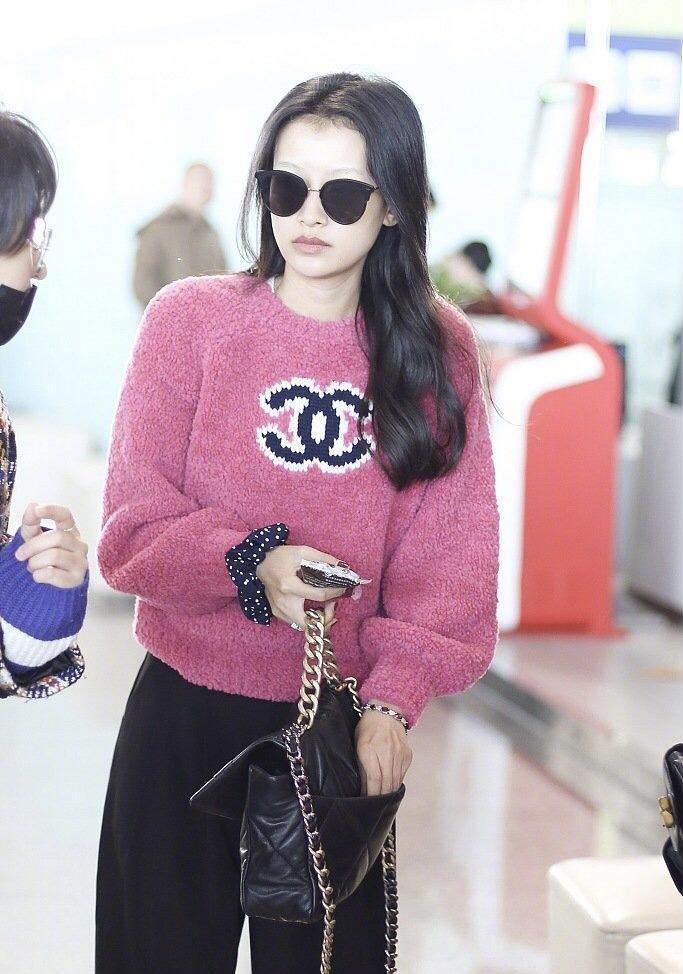 孙怡美得让人心动,开衫搭配牛仔裤走机场高挑纤瘦,显得年轻貌美