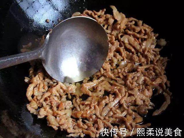 春饼还是自己做出来的香,卷上喜欢的蔬菜和肉丝,太诱人了