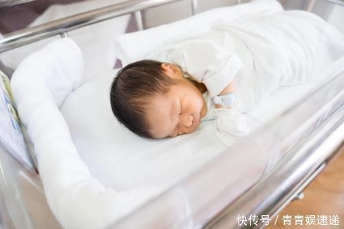 先天|最“爱妈”新生儿火了,一出生就向妈妈求抱抱,网友:没喝孟婆汤