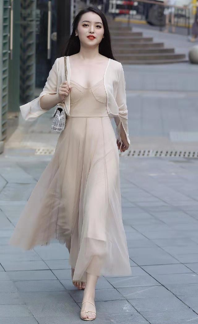 女孩子 时尚甜美的女孩子,搭配打底裤,身姿曼妙,特别招人眼球!