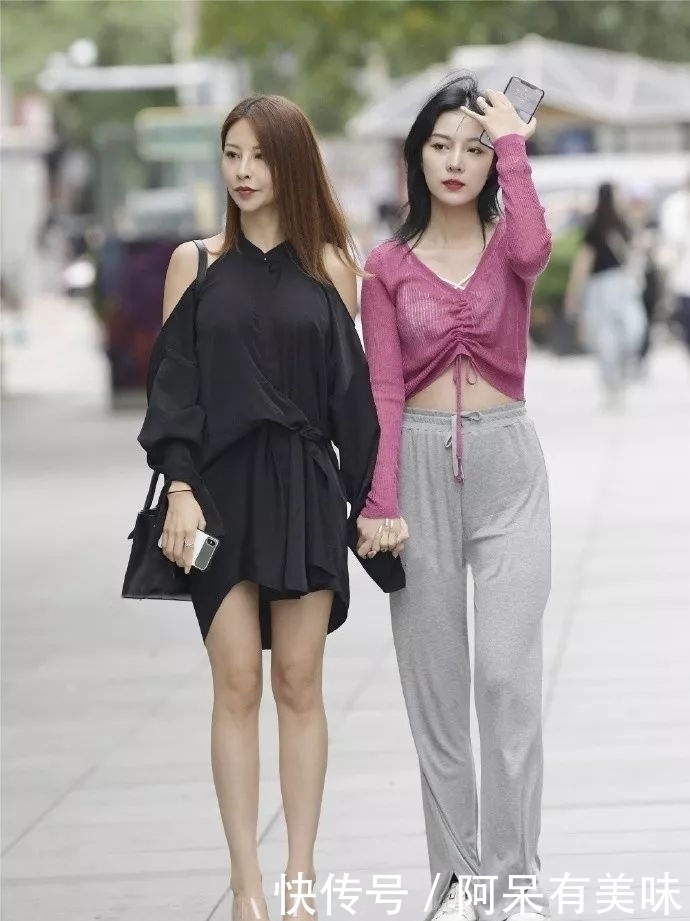 街拍偶遇不穿内衫的小姐姐,粉色V领衫,谁与争锋