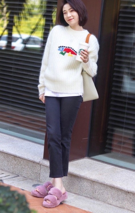 下图 今年流行“毛衣+牛仔裤”,不光保暖舒适,普通人穿了简约又洋气