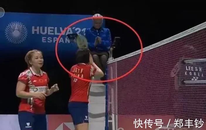 中国选手|羽毛球世锦赛女双决赛后,夺冠的贾一凡为何3次向裁判道歉?