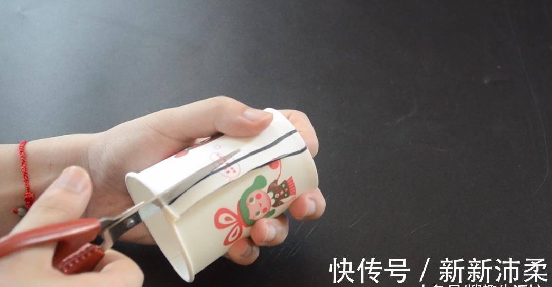 用处|一次性纸杯别扔了, 剪几刀, 粘在卫生间里有大用处, 人人见了都夸好