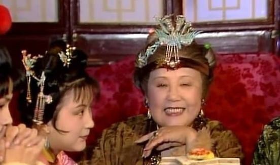 邢夫人@中秋之夜贾探春为何陪贾母到深夜,这一个细节,其实寓意颇深