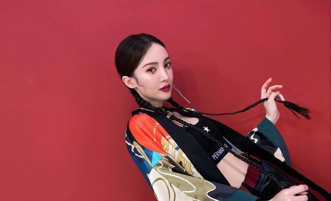 时髦|被她的穿搭给惊艳到了,身穿风衣配A字短裙,霸气又时髦