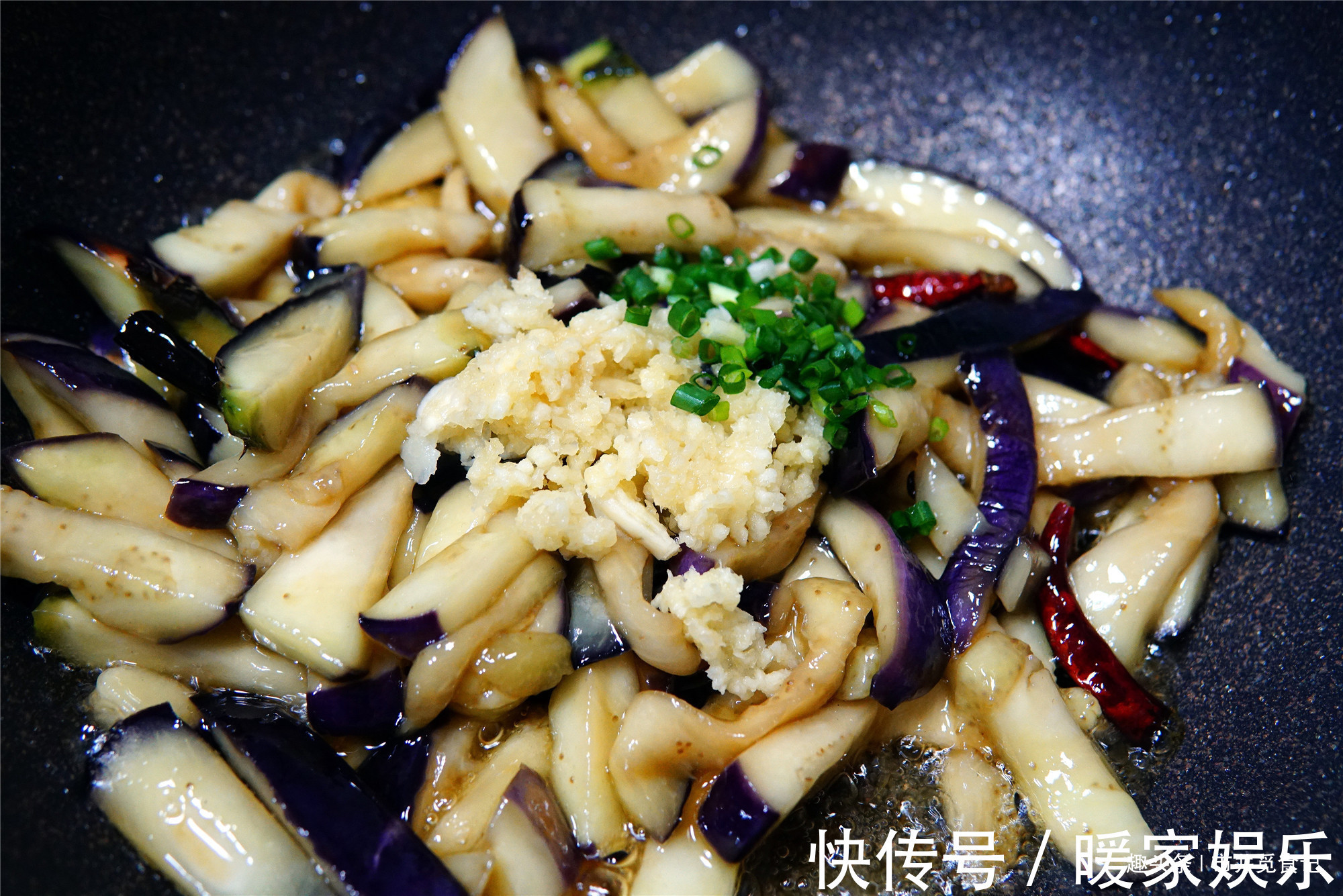 茄子直接炒大错特错,太费油了,多加一步,不变色还省油!