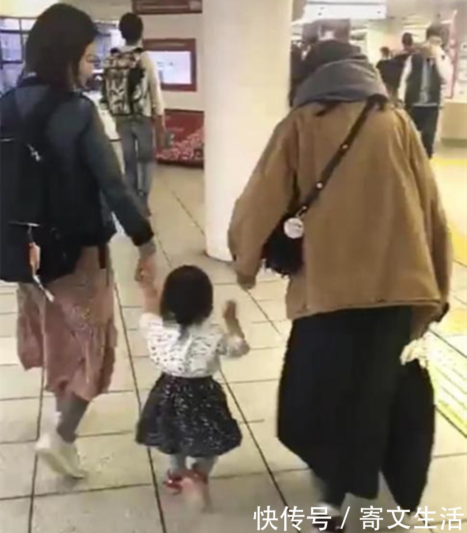 宝妈|宝宝不想自己走路,这位日本妈妈的做法,值得很多家长学习