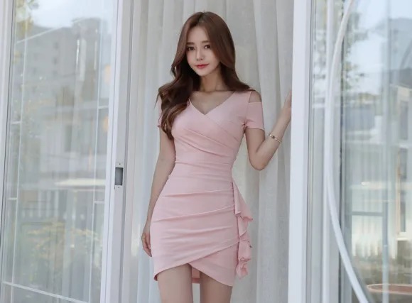 孙允珠,玫花礼赞幽美清甜露肩包臀裙