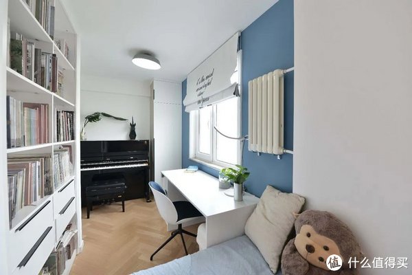 书桌|小夫妻买下没人要的“渣户型”走廊变成图书馆,鸡肋空间不浪费