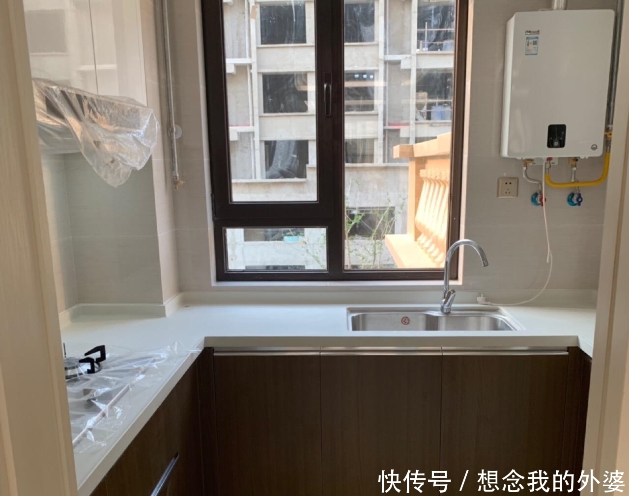 房间|等了两年精装房终于交付，装修还不错，有阳台的房间给儿子住！