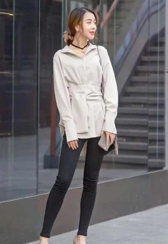 街拍:白璧无暇的小美女,身穿吊带连衣长裙,尽显唯美好身姿