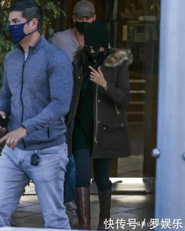 梅根包裹严实现身!脱离王室一年狂赚20亿,戴钻戒成富婆