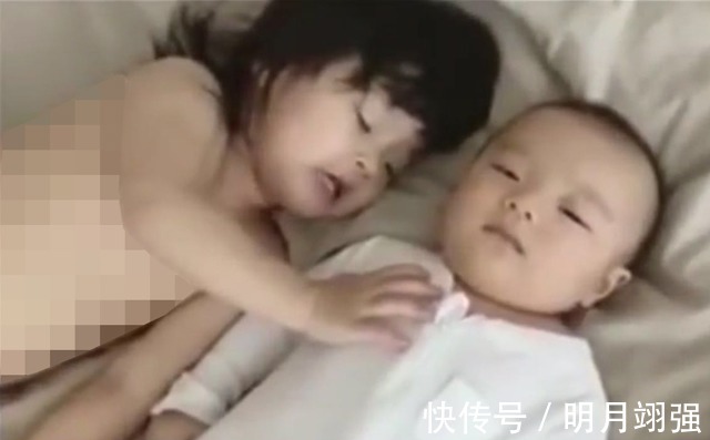 弟弟|2岁姐姐唱歌哄3个月弟弟睡觉,弟弟的反应笑翻妈妈,好萌好可爱