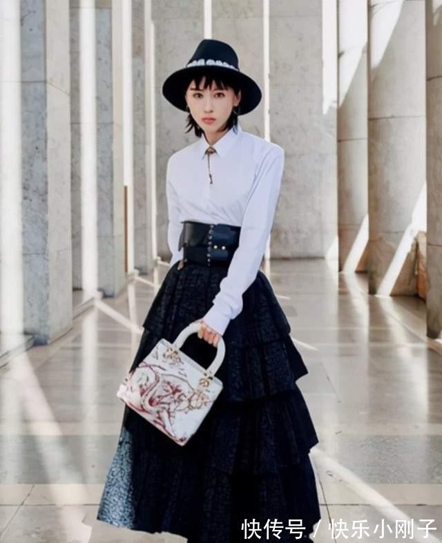 暖白色 明星时尚穿搭,白色羊羔毛大衣保暖又时髦,斜跨小包超有范儿