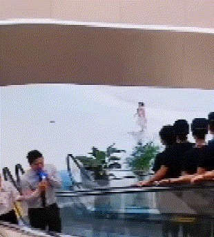 |搞笑GIF段子: 大姐,你这是过什么瘾呢,离过年还远着呢