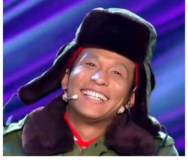 综艺|宋小宝录制新综艺,被粉丝围观开心比耶,和路人打招呼超接地气