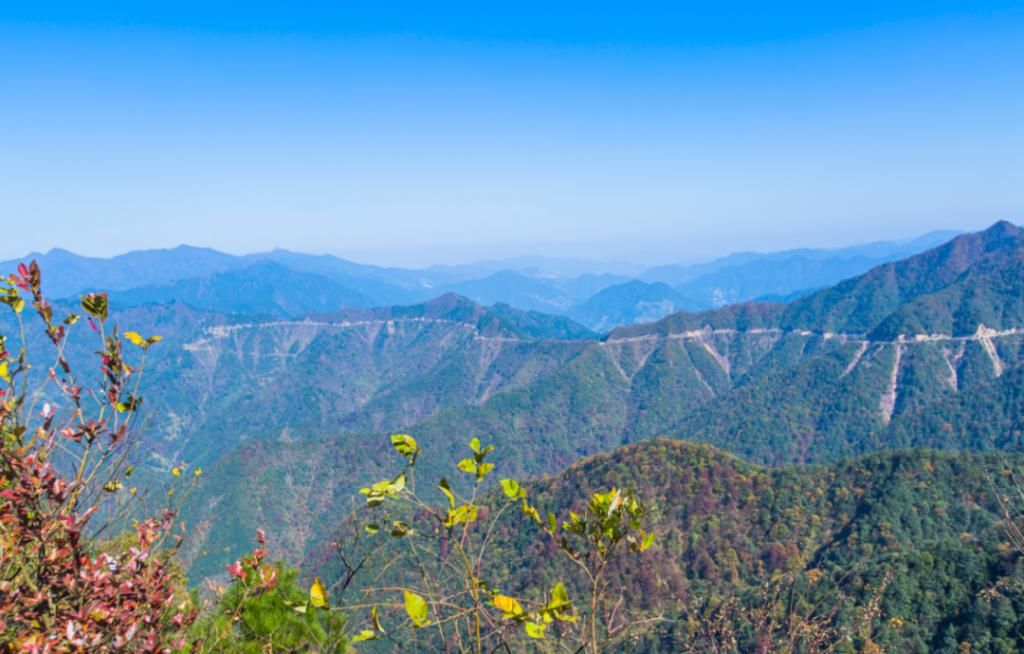 层峦|徽州3条自驾天路，串起了古徽州一半的美景，一路穿丘陵越层峦......