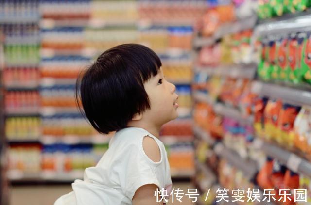 超市|老人带4岁娃超市疯狂试吃草莓,被制止孩子发怒:“我打死你!”