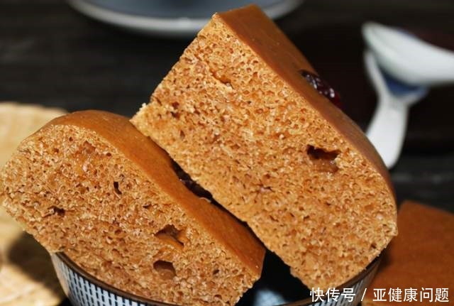 蒸发糕时，别只会放酵母粉，教你1招窍门，发糕蓬松暄软，不粘牙！