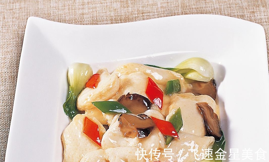 鸡肉这道菜跟我这样做鲜香滑嫩,色泽美观,荤素搭配合理!