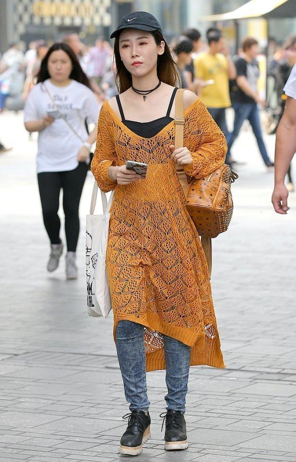 美女|长发美女身穿露肩装配阔腿裤,非常的显气质,真是漂亮极了