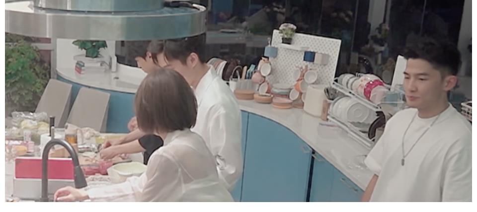 小屋|《心動的信號4》女三裙子太短疑走光，男三脫鞋后不洗手就做飯？