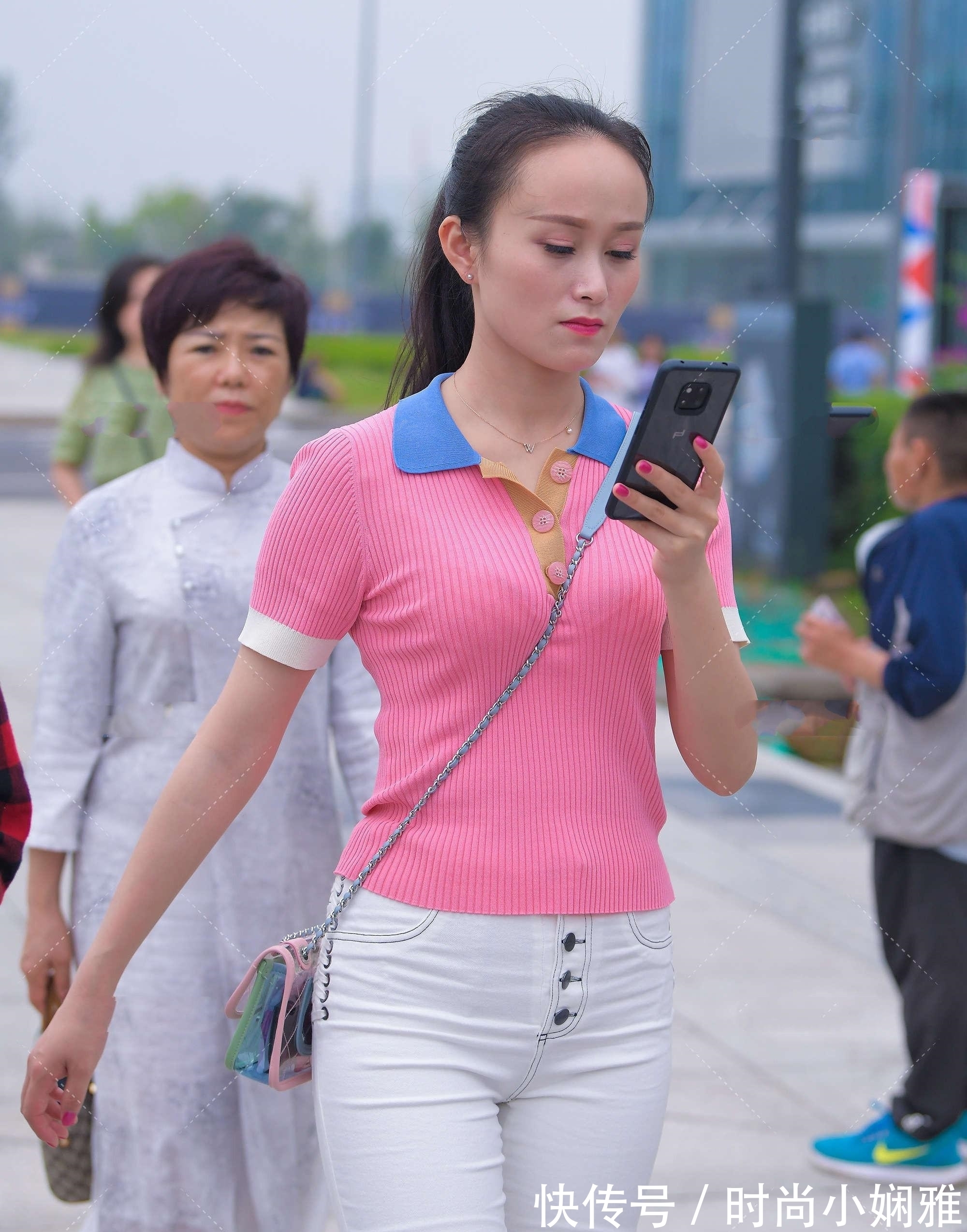 姑娘们|粉色蓝领Polo针织衫,搭配白裤,休闲通勤风