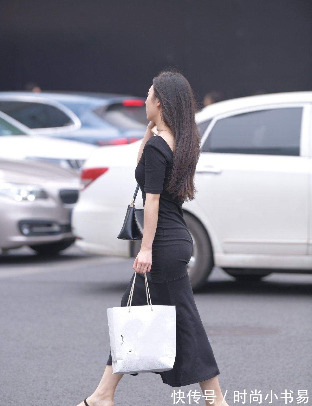 显瘦|显瘦、显高“黑色”褶皱连衣裙,气场十足