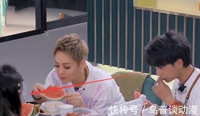 做饭|周也学做饭满头大汗。脸部脱妆，素颜油光满面不像23，太美了