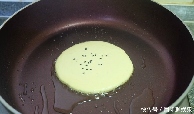 玉米面饼简单又好吃,搅一搅拌一拌,3分钟煎一锅,香软营养好