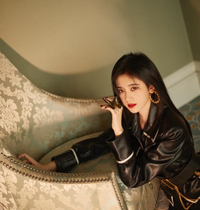  线条|纯黑跟大白腿绝配！超短裤系列外搭黑色外套太显白了，越看越过瘾