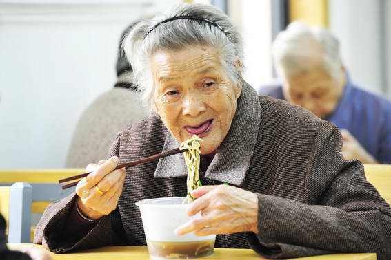 外婆|寿命长不靠多睡觉，也不靠保健品，而是坚持3件事，健康又长寿