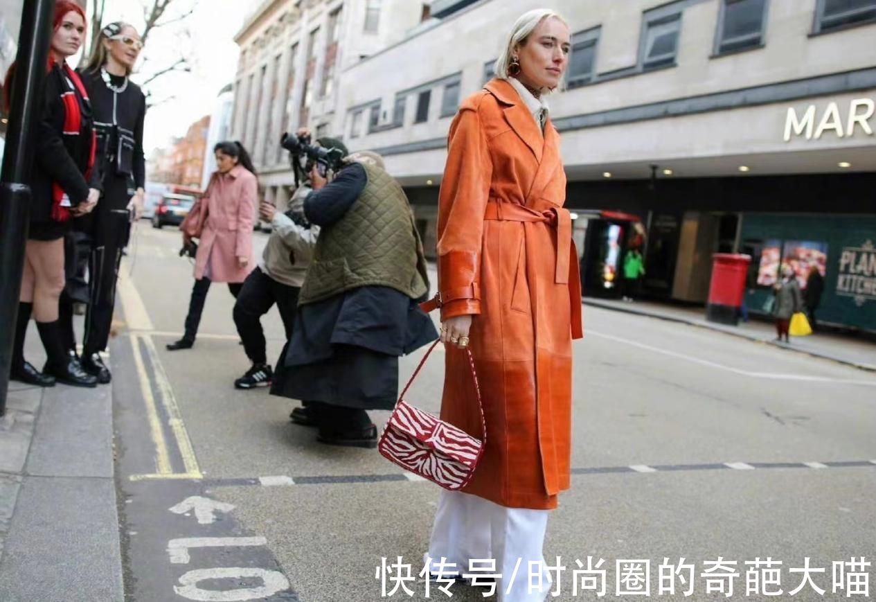 工装风|时装周街头潮人聚集！男生穿裙子女孩穿夹克，无性别时尚着实吸睛