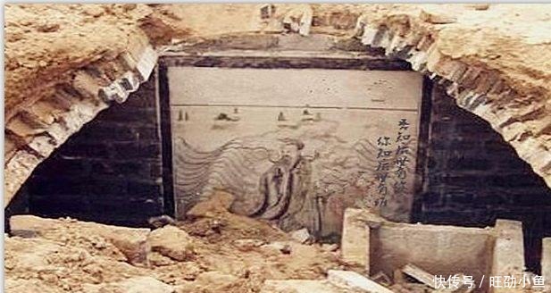 写出|刘伯温挖诸葛亮墓，见墓中8个字，赶紧磕头谢罪，后写出千古神书