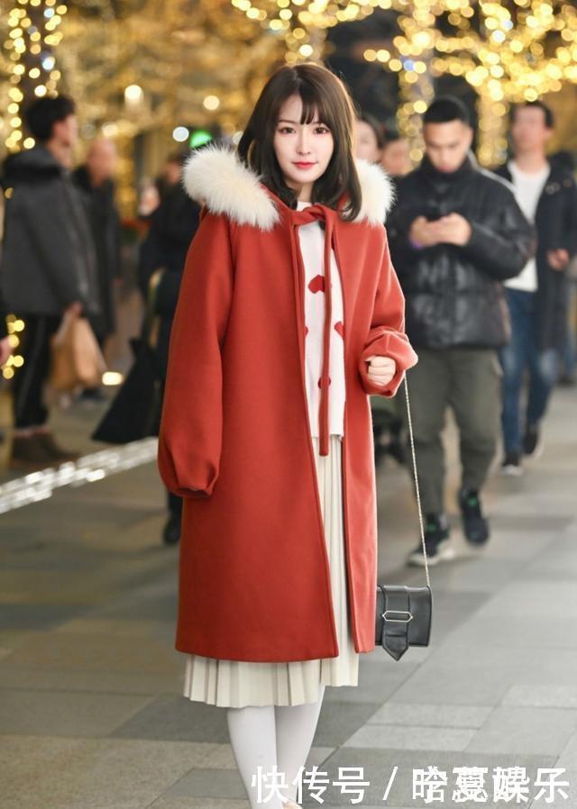 街拍漂亮的闺蜜,浅灰色的打底裤配上毛绒平底鞋,甜美又浪漫