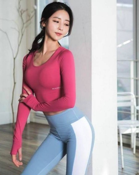  身段|街拍时髦身段的紧身打底裤美女，青春活力，凸显女人的迷人气质