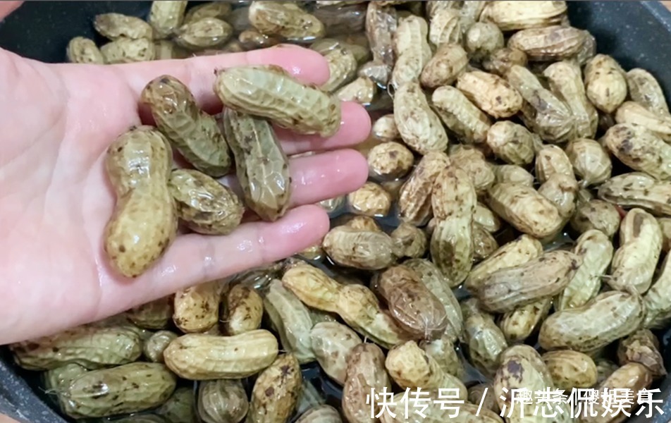 水煮花生时，不可直接盐水煮！老农民教你1招，吃着跟肉一样好吃