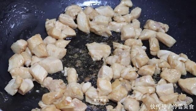 洋葱和鸡肉搭配这样做,特别开胃下饭,吃过一次的人还想吃第二次