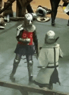 |搞笑GIF趣图:这个人肯定学过孙子兵法的，都懂得声东击西了！