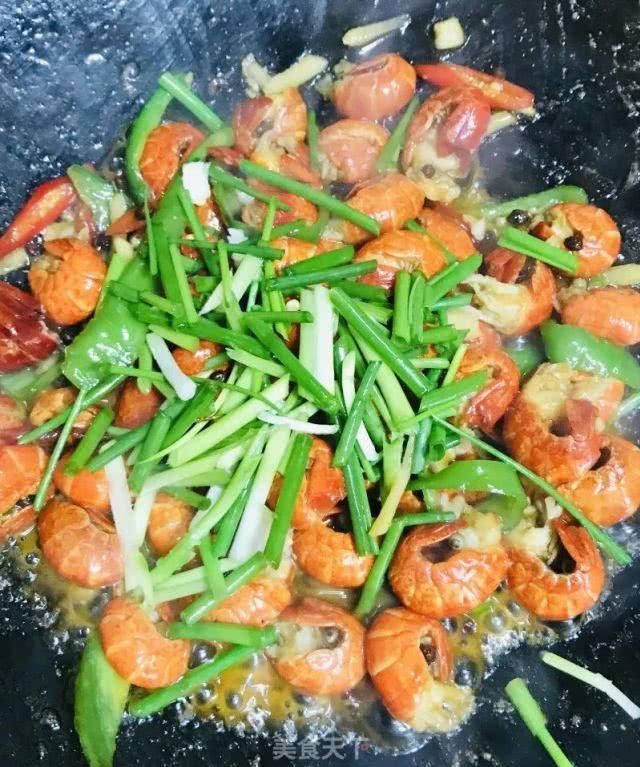 麻辣小龙虾紧实饱满,麻辣鲜香,超过瘾