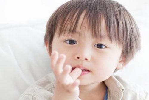家长|爱“咬指甲”的孩子,长大后是什么模样?两种结局可预料