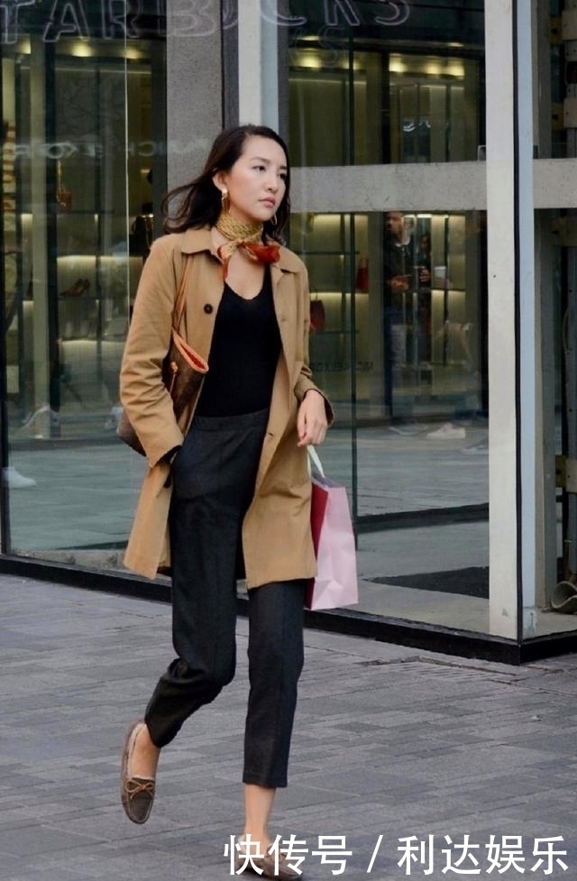 路人街拍,小姐姐留一头简洁的短发,看起来干练而有气质