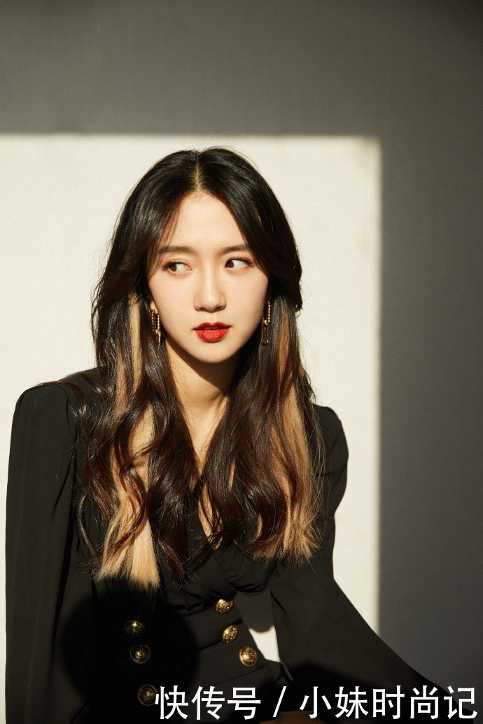 许龄月一袭黑色收腰短裙, 大秀性感美腿, 长发红唇好惊艳