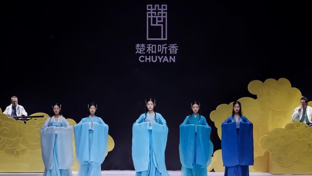 巴黎时装不算什么,当中国汉服走上国际时装周,外国人都被惊艳了