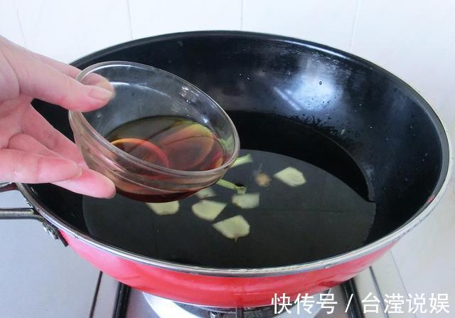 水煮大虾时，有人放盐有人放醋，大厨教你正确做法，香嫩还不腥