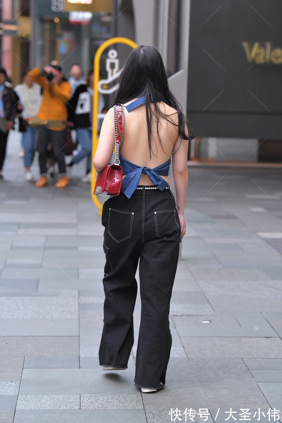 姑娘们|美女街拍:时髦抢镜的穿搭,展现出该有的活力与叛逆,这位美女今年有18岁吗